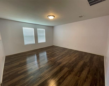 2801 Mockingbird Street - Photo Thumbnail 4
