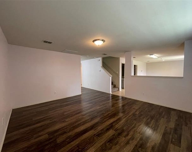 2801 Mockingbird Street - Photo Thumbnail 6