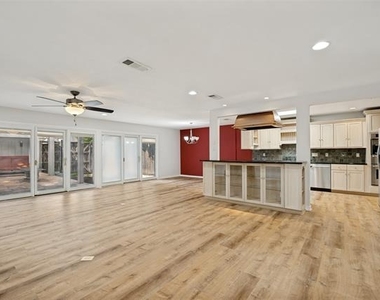 10404 Boedeker Street - Photo Thumbnail 4