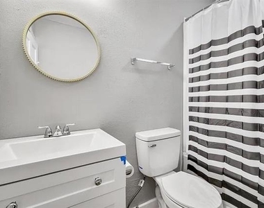 216 E Division Street - Photo Thumbnail 15