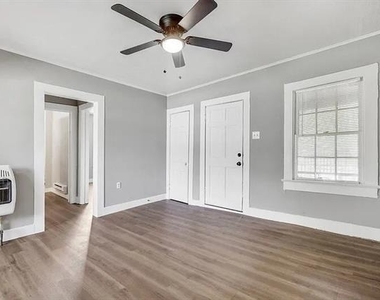 216 E Division Street - Photo Thumbnail 5
