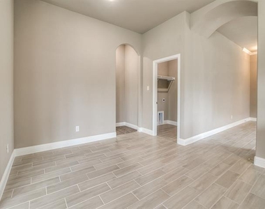 323 Sweetspire Drive - Photo Thumbnail 4