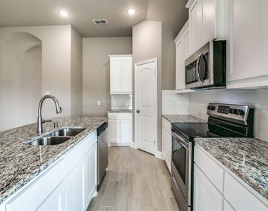 323 Sweetspire Drive - Photo Thumbnail 10