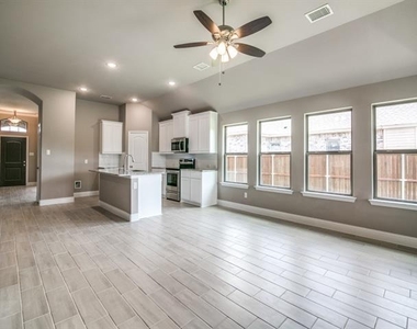 323 Sweetspire Drive - Photo Thumbnail 7