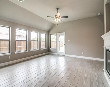 323 Sweetspire Drive - Photo Thumbnail 6