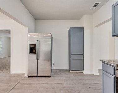 2704 Rosen Avenue - Photo Thumbnail 6