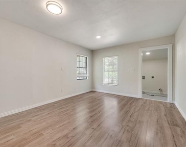 2704 Rosen Avenue - Photo Thumbnail 4