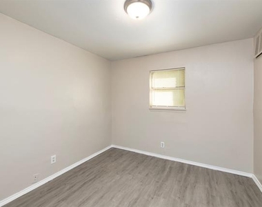 2408 Meyers Street - Photo Thumbnail 6