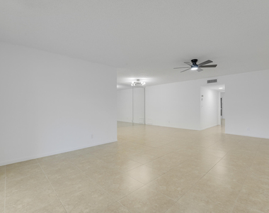 1142 W Circle Ter Terrace W - Photo Thumbnail 4