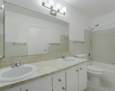 1142 W Circle Ter Terrace W - Photo Thumbnail 17