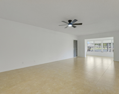 1142 W Circle Ter Terrace W - Photo Thumbnail 6