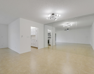 1142 W Circle Ter Terrace W - Photo Thumbnail 7