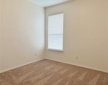 2260 Stonebrook Lane - Photo Thumbnail 9