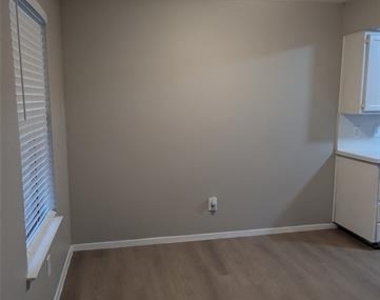 819 B Betty Court - Photo Thumbnail 5