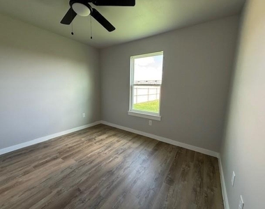 934 Minda Street - Photo Thumbnail 10