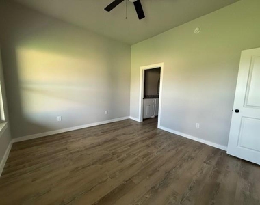 934 Minda Street - Photo Thumbnail 8