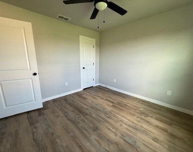 934 Minda Street - Photo Thumbnail 11