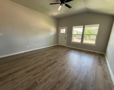 934 Minda Street - Photo Thumbnail 2