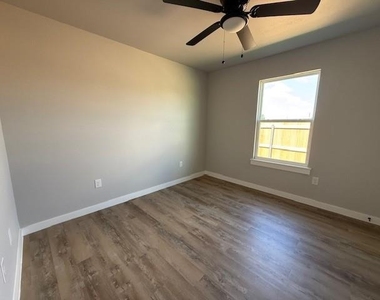 934 Minda Street - Photo Thumbnail 12