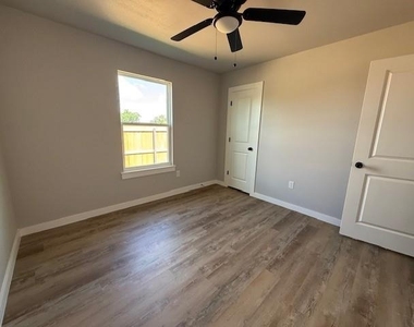 934 Minda Street - Photo Thumbnail 13