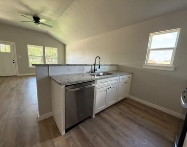934 Minda Street - Photo Thumbnail 5