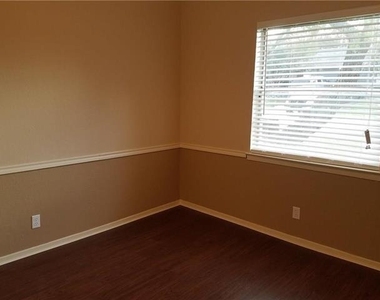6919 W Cleburne Road - Photo Thumbnail 10