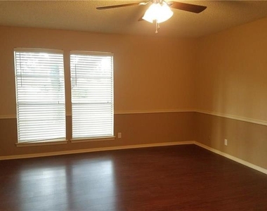 6919 W Cleburne Road - Photo Thumbnail 9