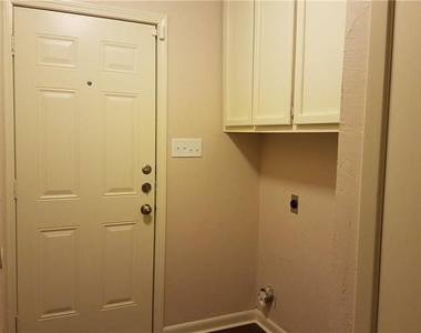 6919 W Cleburne Road - Photo Thumbnail 4