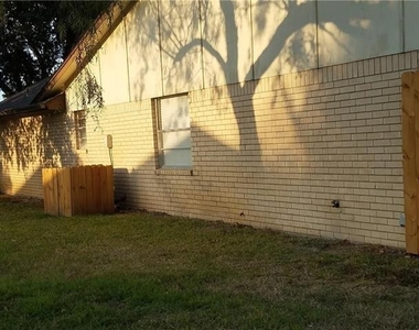 6919 W Cleburne Road - Photo Thumbnail 13