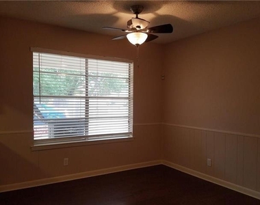 6919 W Cleburne Road - Photo Thumbnail 8