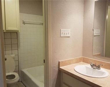 6919 W Cleburne Road - Photo Thumbnail 7