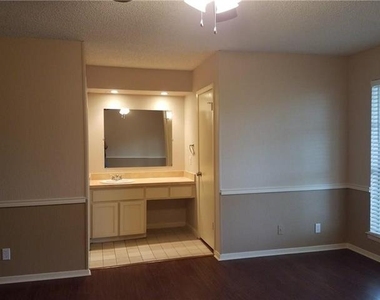6919 W Cleburne Road - Photo Thumbnail 6