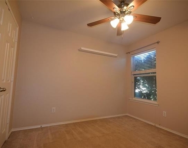 104 Meadow View Lane - Photo Thumbnail 7