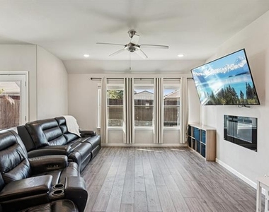 312 Scenic Point Drive - Photo Thumbnail 4