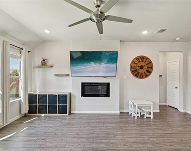 312 Scenic Point Drive - Photo Thumbnail 5