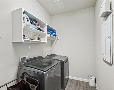 312 Scenic Point Drive - Photo Thumbnail 19