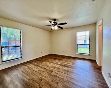 525 W Lloyd Street - Photo Thumbnail 5