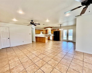 525 W Lloyd Street - Photo Thumbnail 2