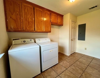 525 W Lloyd Street - Photo Thumbnail 11