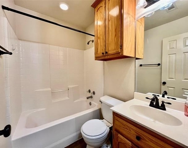 525 W Lloyd Street - Photo Thumbnail 10