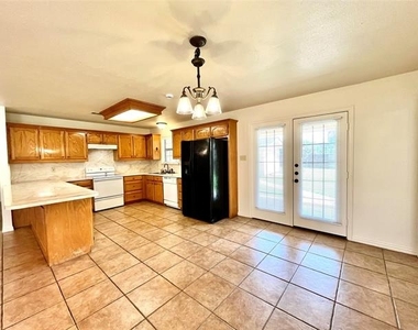 525 W Lloyd Street - Photo Thumbnail 3