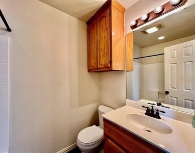 525 W Lloyd Street - Photo Thumbnail 7