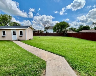 525 W Lloyd Street - Photo Thumbnail 13