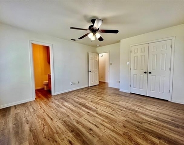 525 W Lloyd Street - Photo Thumbnail 6