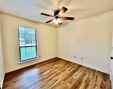 525 W Lloyd Street - Photo Thumbnail 8