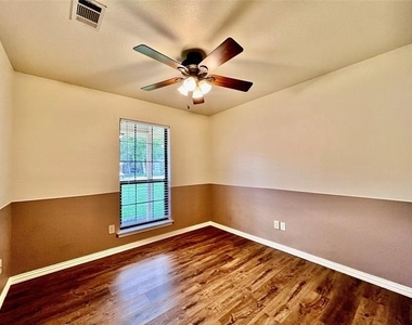 525 W Lloyd Street - Photo Thumbnail 9