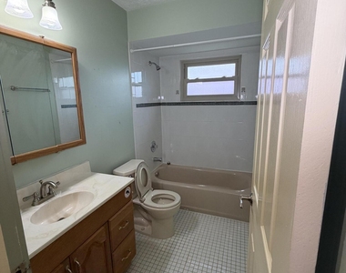 542 Nw La Brea Avenue - Photo Thumbnail 5