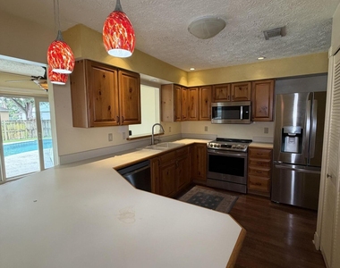 542 Nw La Brea Avenue - Photo Thumbnail 7