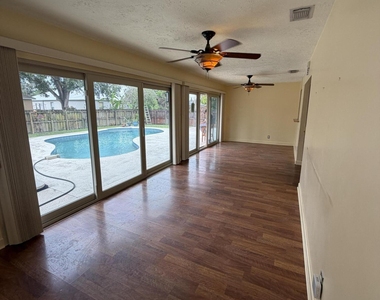 542 Nw La Brea Avenue - Photo Thumbnail 8