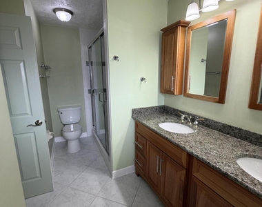 542 Nw La Brea Avenue - Photo Thumbnail 3